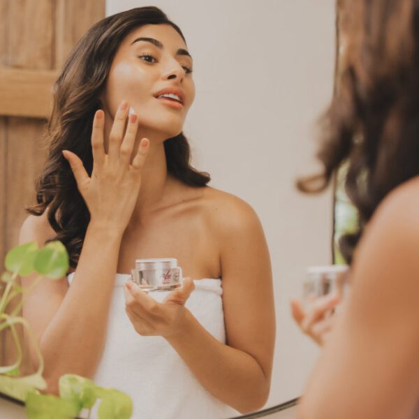 4Ever Anti-Age كريم للعناية بالبشرة 24 ساعة، يقلل التجاعيد، يرطّب البشرة، ويمنحها مظهرًا مشدودًا ونضرًا بفضل تقنية NTC® والمكونات الطبيعية.